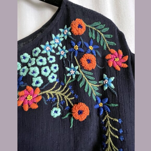 Women's blouse with wide sleeves, and embroidered flowers with beads. Size XS /M - Picture 5 of 7